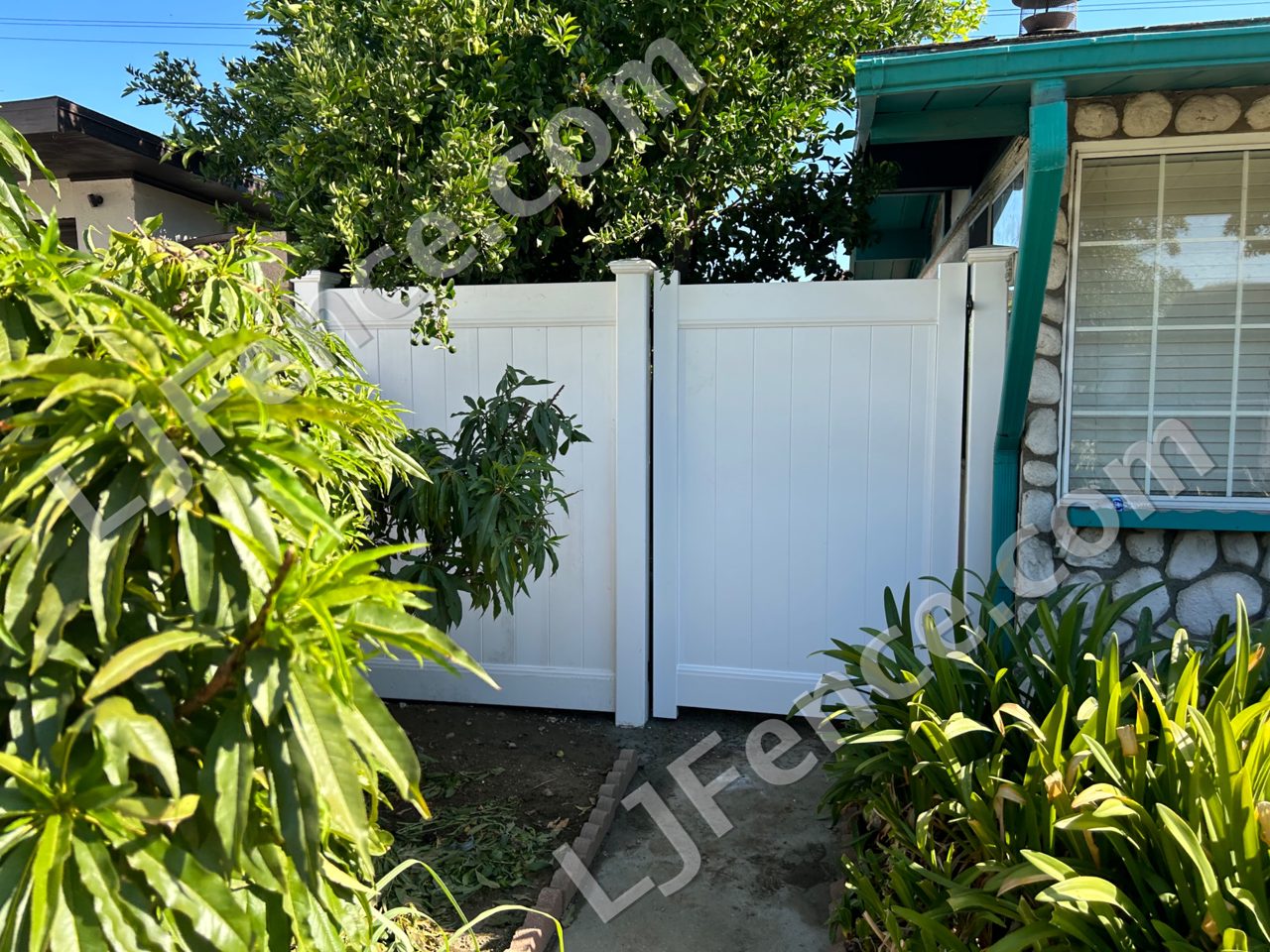 6FT White Vinyl Privacy Fence