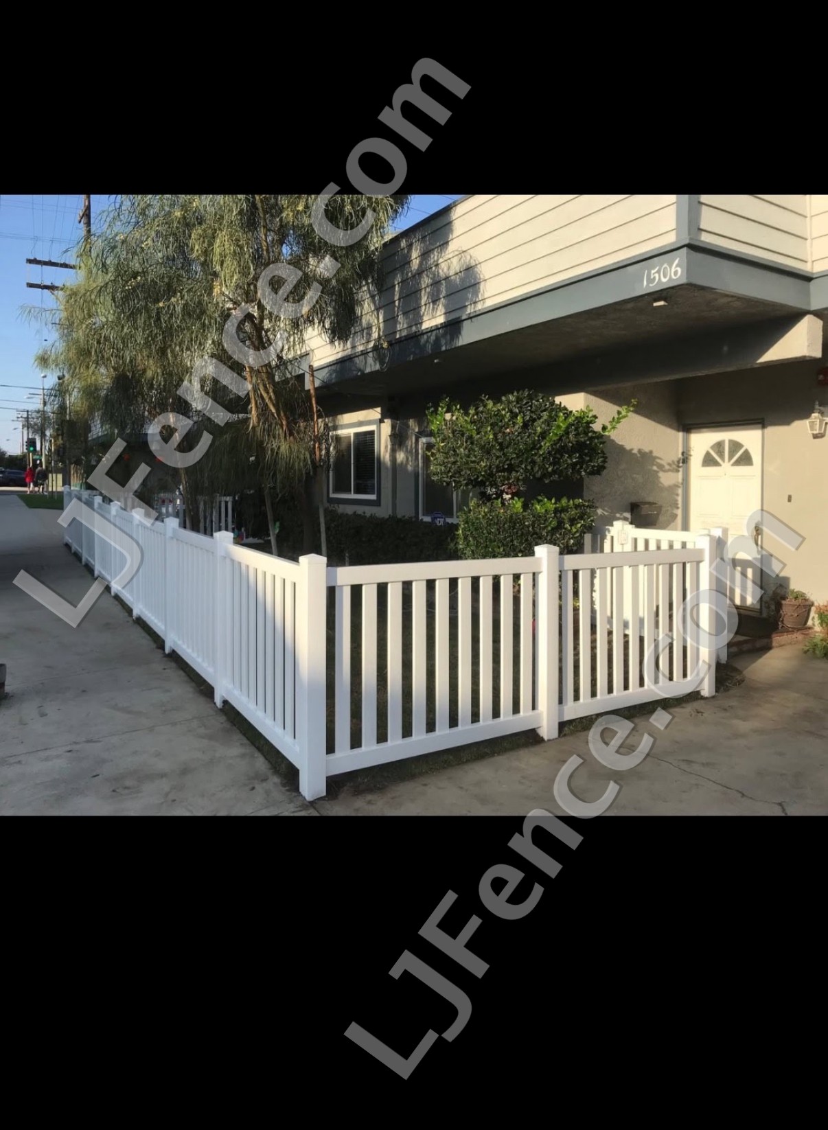4FT White Flat Top Picket Fence