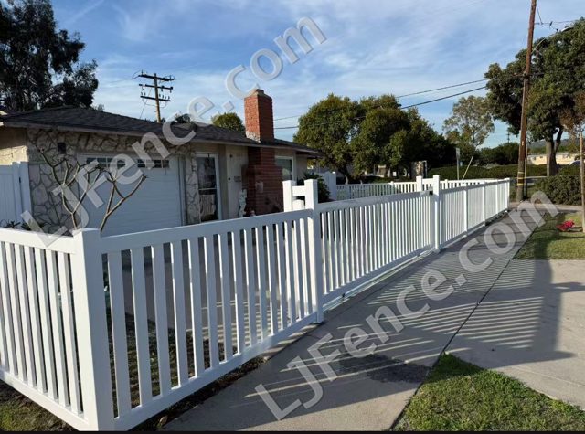 4FT White Flat Top Picket Fence