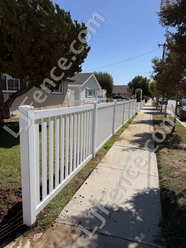 4FT White Flat Top Picket Fence