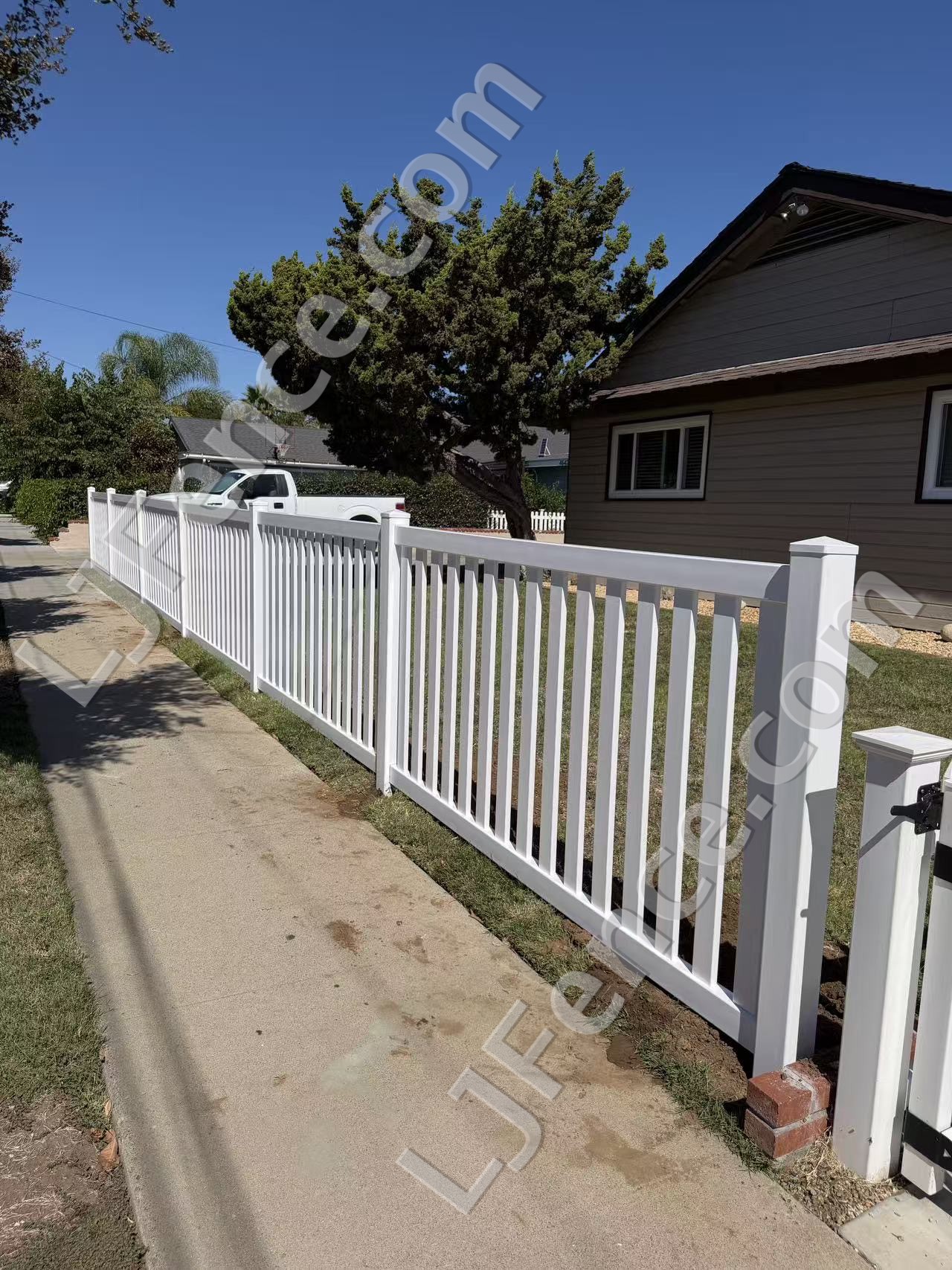 4FT White Flat Top Picket Fence